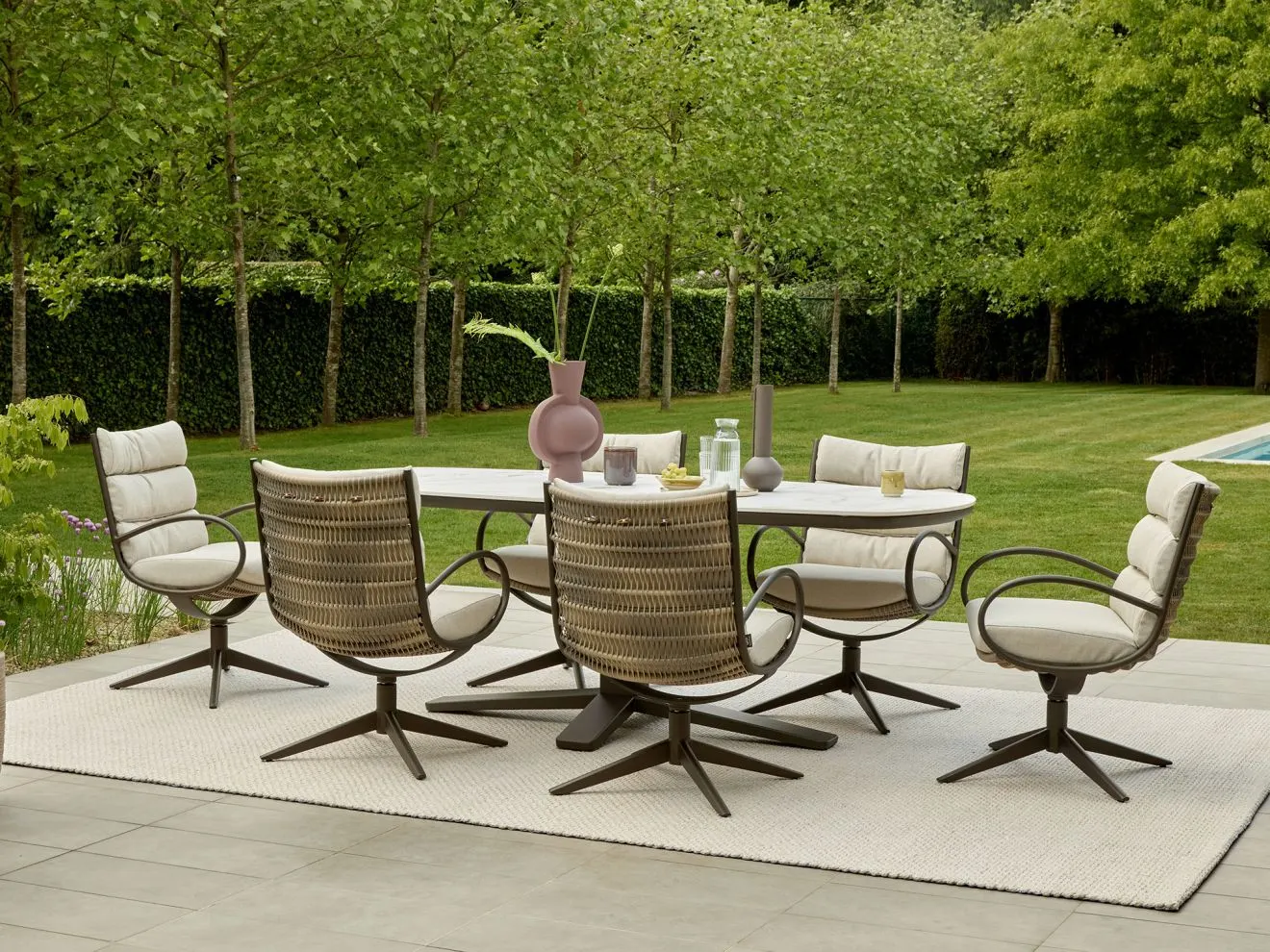 Polyrattan-Gartenmöbel auf einer Terrasse
